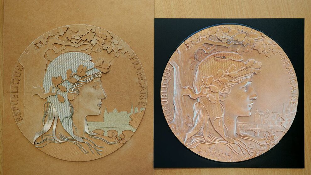 links: Matrize (Vorlage) mit Frauenkopf und Eichenbaum, ringsherum Republique Francaise, rechts die fertige Medaille