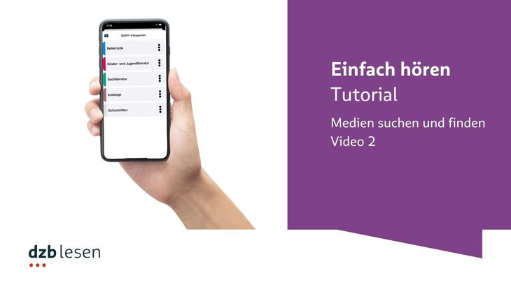 Links: Eine Hand hält ein Smartphone, auf dem die dzb lesen App geöffnet ist, rechts Text: Einfach hören, Tutorial, Medien suchen und finden, Video 2