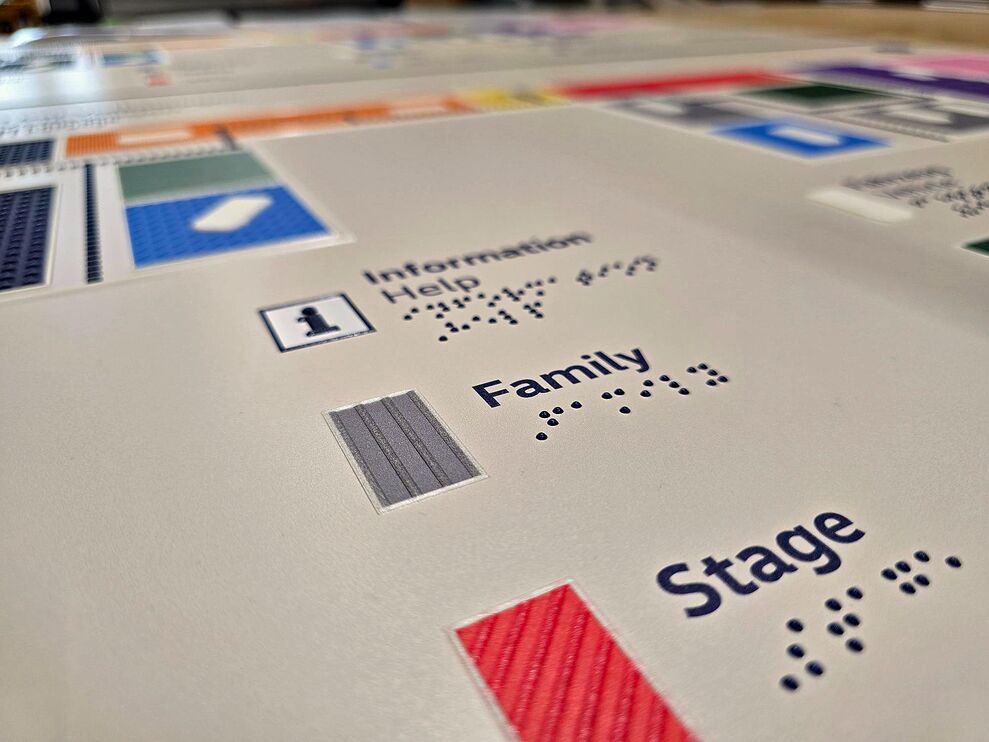 Detail des tastbaren Orientierungsplans (in Braillelack und Schwarzschrift)