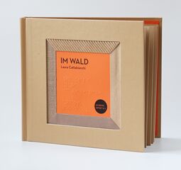 Ein stehende Buch "Im Wald" von Laura Cattabianchi", orangefarbenes und hellbraunes Cover mit Brailleschrift