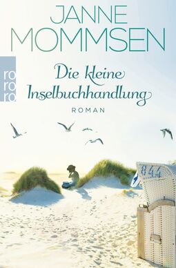 Cover "Die kleine Inselbuchhandlung" von Janne Mommsen (Foto: in der Mitte eine in den Dünen lesende Frau mit Hut, über ihr fliegende Möwen, rechts im Vordergrund ein Strandkorb.