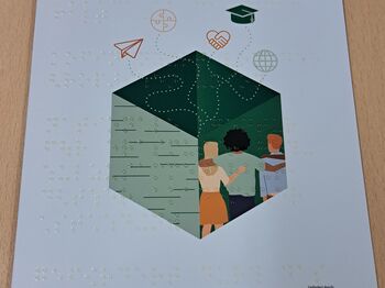 Vorderseite des Falzflyers: ERASMUS Inklusion und Vielfalt (Schwarz- und Brailleschrift)