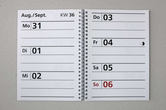 Aufgeschlagenes Ringbuch mit Kalendarium einer Woche