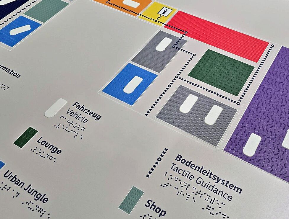 Detail des tastbaren Orientierungsplans (in Braillelack und Schwarzschrift)
