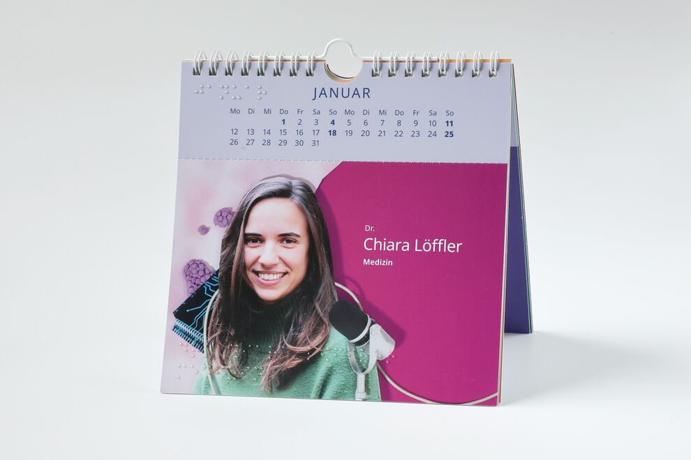 Kalenderblatt Januar mit Kalendarium, darunter das Foto einer jungen Frau mit langen schwarzen Haaren, daneben Dr. Chiara Löffler (Medizin)