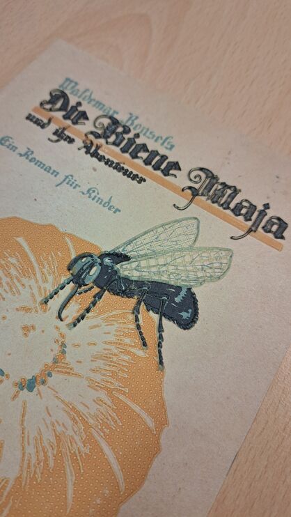 Detail vom taktilen Buchcover "Die Biene Maja", Illustration: Biene auf Blüte