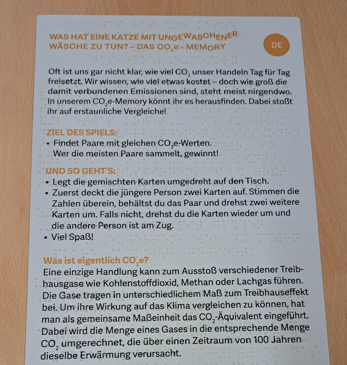 Anleitung des Spieles in Deutsch und Englisch in Großdruck und Braillelack