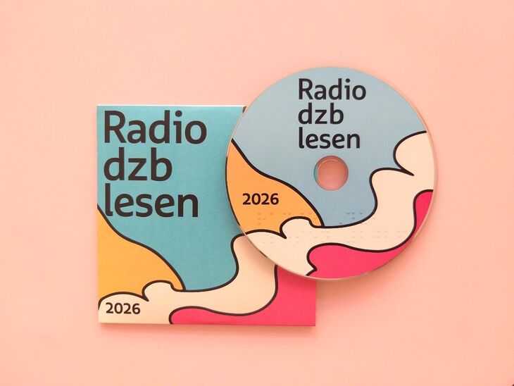 Hülle und CD mit dem Text "Radio dzb lesen 2026" im gleichen Design: wolkige Formen in blau, gelb, rot und beige mit kräftigen schwarzen Konturen.
