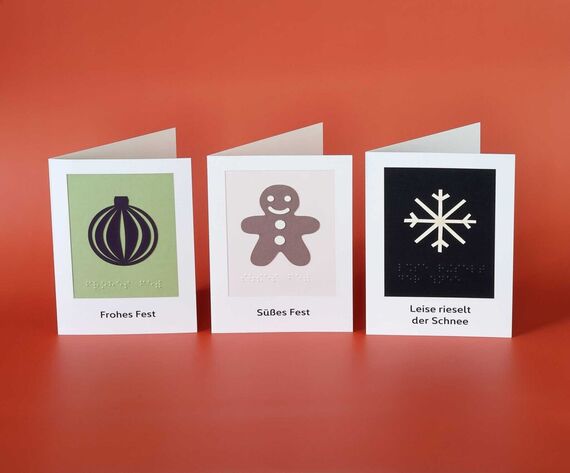 Drei stehende Klappkarten mit taktilen Weihnachtsmotiven (Weihnachtskugel, Lebkuchenmann, Schneeflocke)