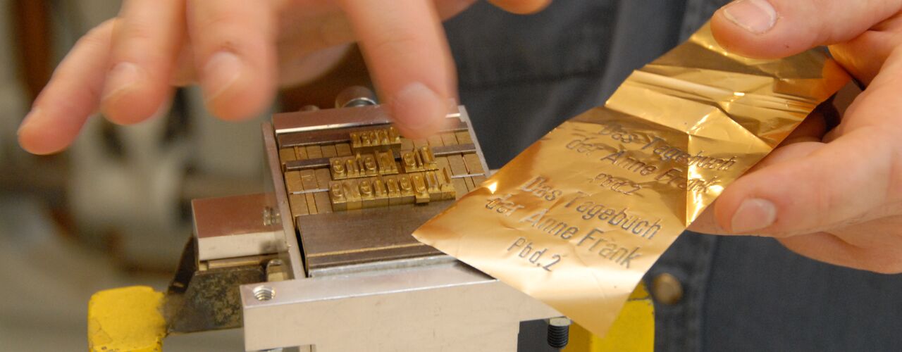 Prägebuchstaben und Goldfolie