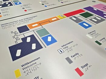 Taktiler Orientierungsplan "Willkommen bei Volkswagen" mit Legende