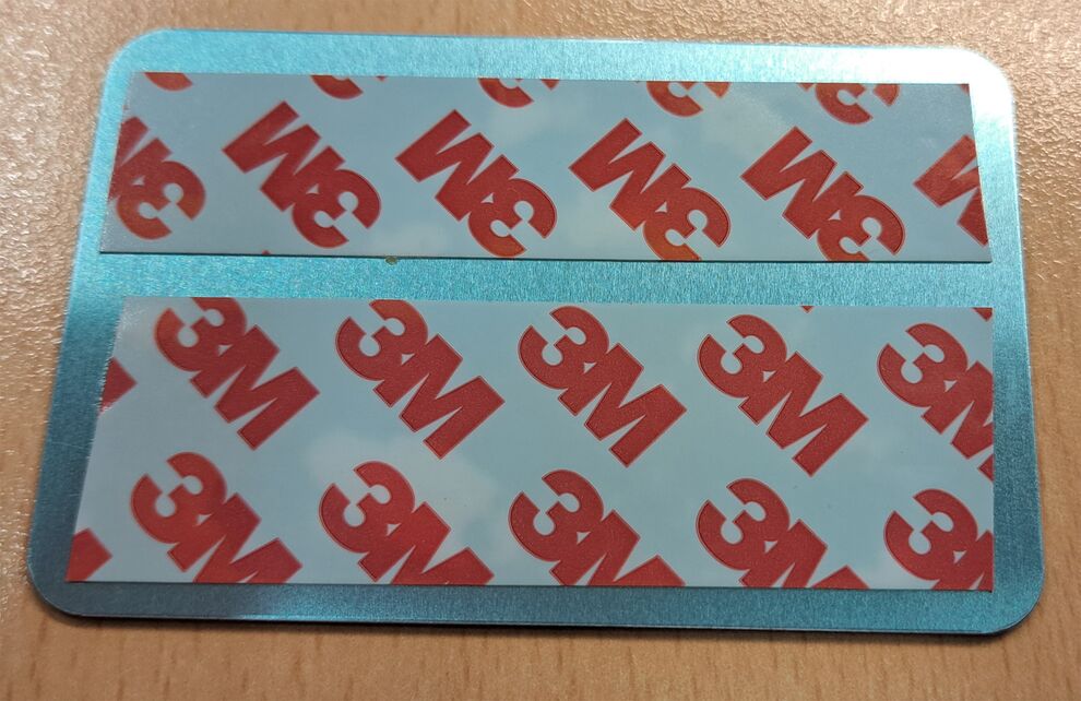 Rückseite mit Klebefolie eines viereckigen Schildes