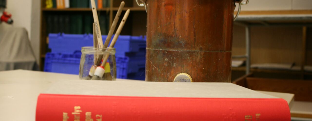 Braillebuch mit Leimtopf