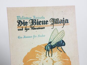 Tastbare Illustration (historischer Reliefdruck: Biene auf Blüte) mit Brailleschrift