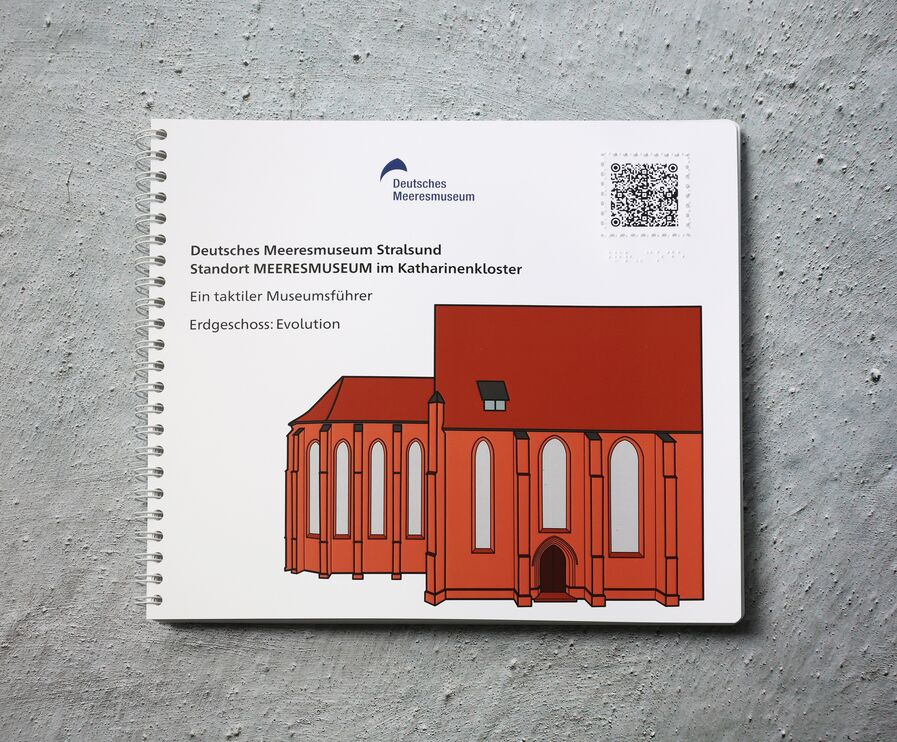 Ringbuch "Deutsches Meeresmuseum Stralsund, Standort MEERESMUSEUM im Katharinenkloster, ein taktiler Museumsführer, Illustration: Außenansicht des Chors des Katharinenklosters