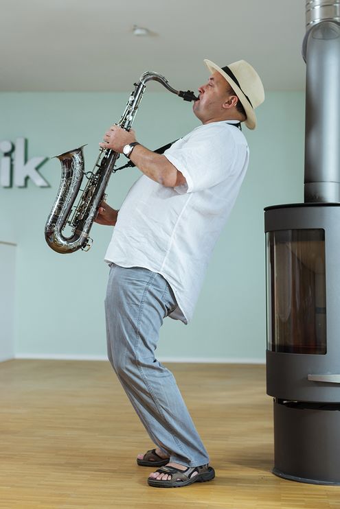 Ein Mann mit Hut spielt Saxophon