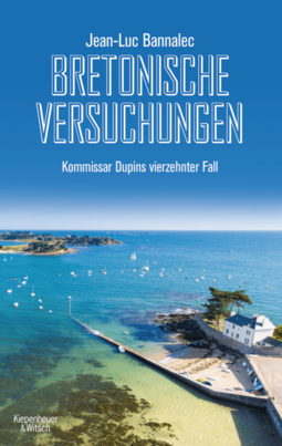 Cover "Bretonische Versuchung" von Jean-Luc-Bannalec (Foto: Meeresküste mit Haus am Meer und Hafen, auf dem Meer mehrere Segelschiffe)