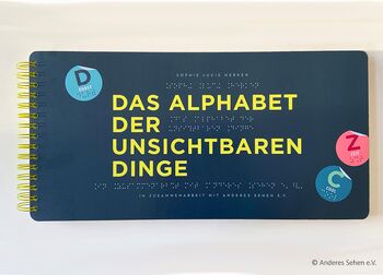 Cover des Ringbuches "Das Alphabet der unsichtbaren Dinge" in Groß- und Brailleschrift