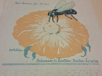 Tastbare Illustration (historischer Reliefdruck: Biene auf Blüte) mit Brailleschrift