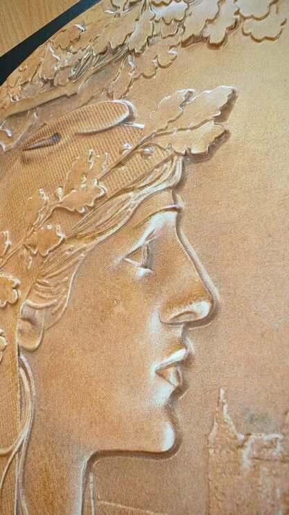 Detail der Medaille: Frauenkopf von der Seite mit Blattzweig