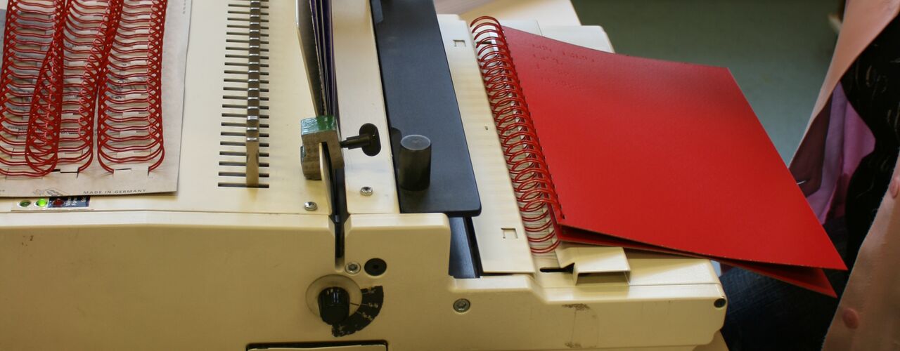 Buch im Gerät zur Ringbindung