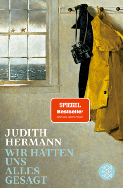 Cover "Wir hätten uns alles gesagt" von Judith Hermann, Foto: Links oben eine Fenster mit Blick aufs Meer, daneben eine Garderobe mit einer gelben Jacke und einem Fernglas, darunter eine schwarze Jacke