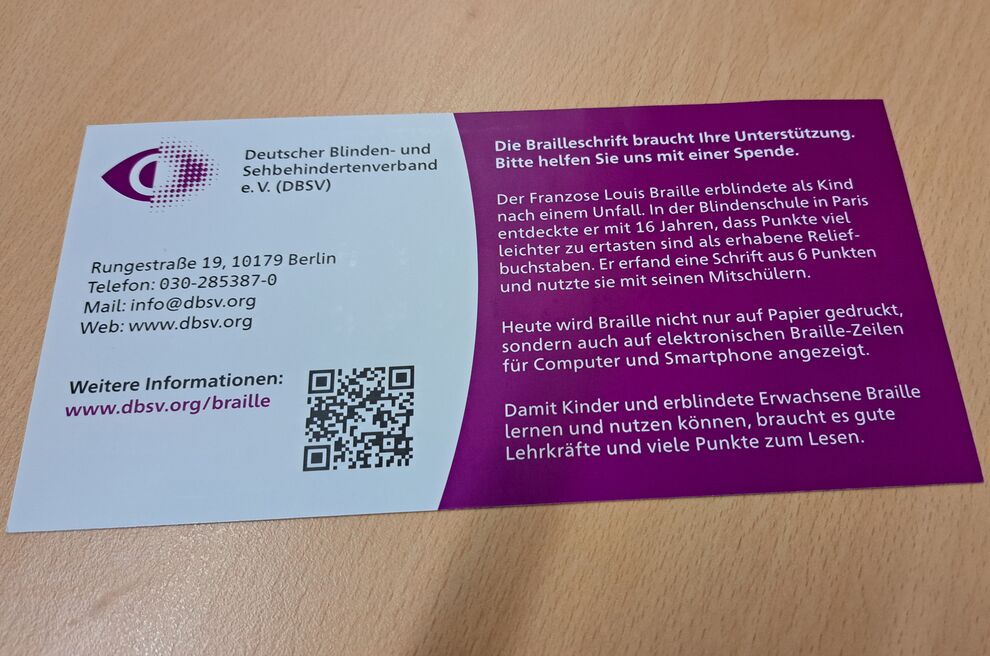 Vorderseite der Karte mit Anschrift des DBSV und QR-code (links) und Text über Louis Braille und seine Schrift