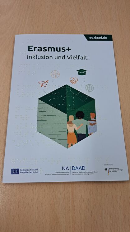 Vorderseite des Falzflyers: ERASMUS Inklusion und Vielfalt (Schwarz- und Brailleschrift)