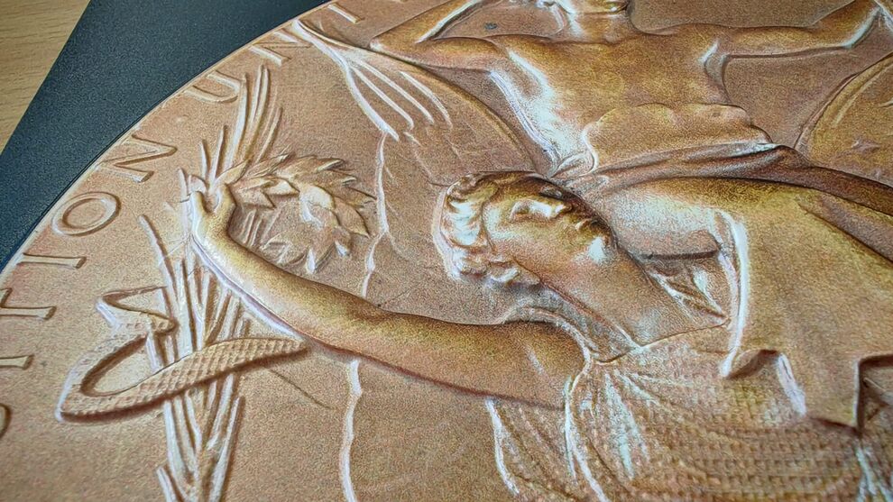 Ausschnitt von der runden Medaille mit Frau im Gewand