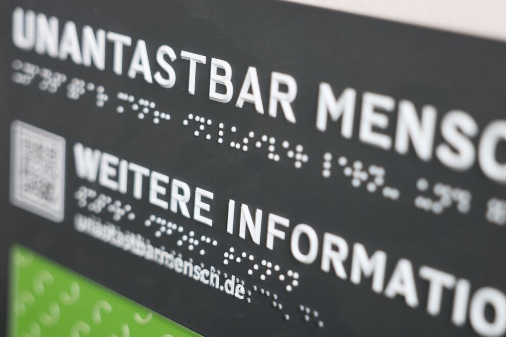 Detail der tastbaren Legende: tastbare Profilschrift und Brailleschrift