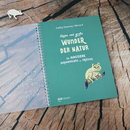 Cover "Kleine und große Naturwunder - "Die magische Verwandlung der Frösche" mit aufgeschlagenem Priplakumschlag und Brailleschrift