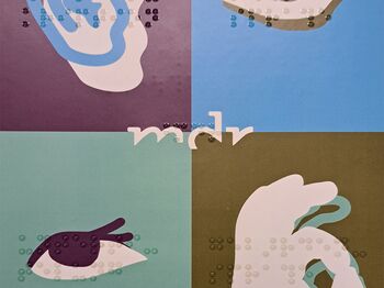 Vier Symbole: links oben ein Ohr, rechts oben ein Mund, links unten ein Auge, rechts unten eine Hand. Alles unterlegt mit Braileschrift. In der Mitte MDR.