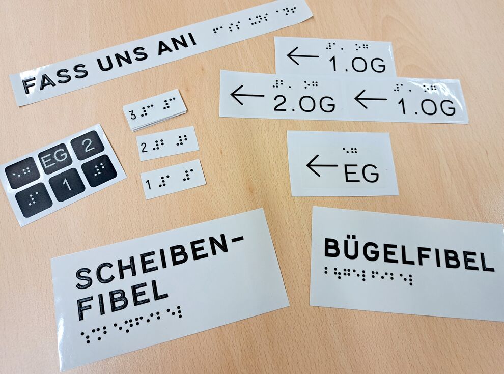 Verschiedene Aufkleber mit tastbarer Profil und Brailleschrift (schwarzer Lack)