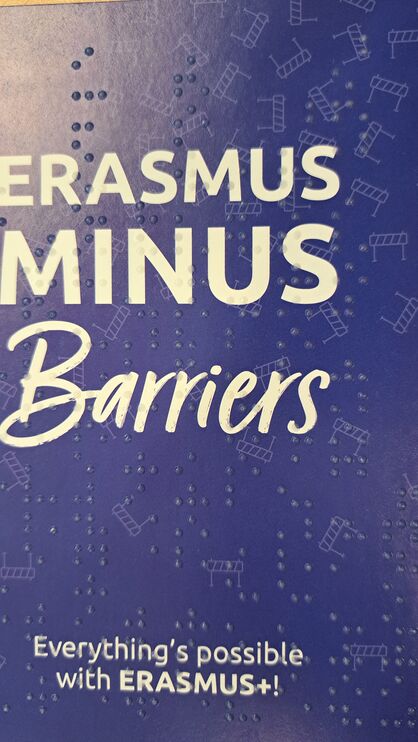 Karte mit weißer Schrift und Braillelack auf blauem Hintergrund
