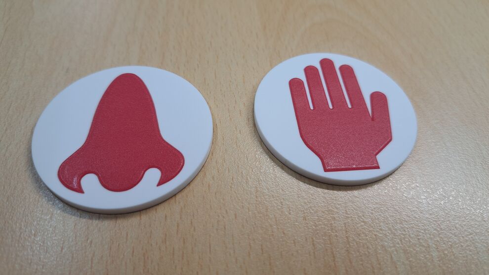 zwei weiße, runde Accylschilder mit einem Hand- und Nasensymbol