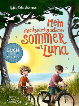 Cover "Mein merkwürdig schöner Sommer mit Luna" (Illustration: zwei Kinder mit dem Fahrrad unterwegs in den Dünen, hinter ihnen das Meer und ein Leuchtturm)