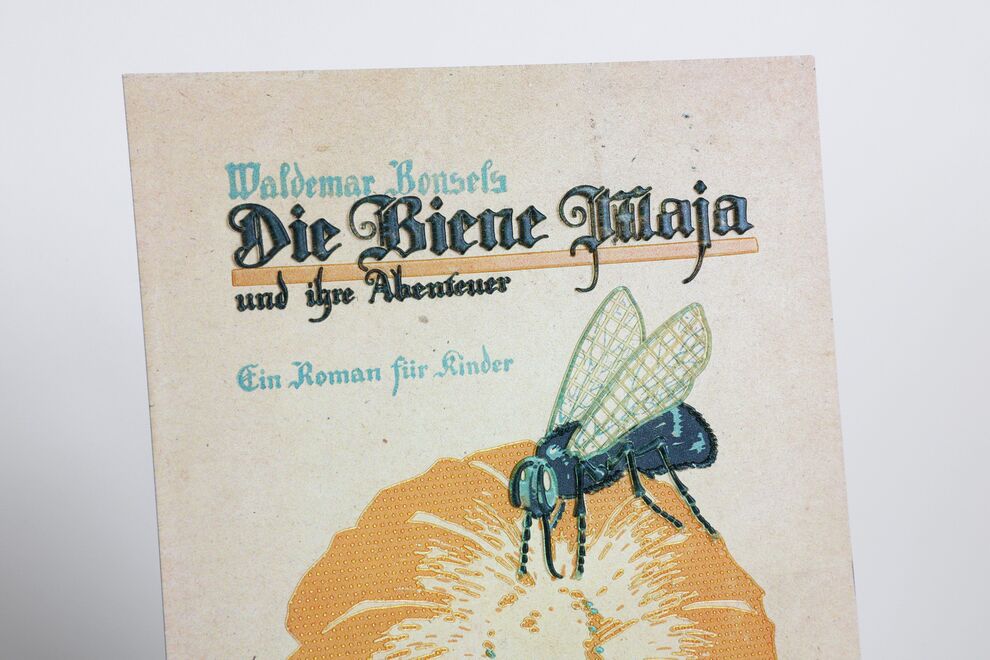 Tastbare Illustration (historischer Reliefdruck: Biene auf Blüte) mit Brailleschrift