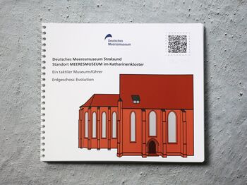 Ringbuch "Deutsches Meeresmuseum Stralsund, Standort MEERESMUSEUM im Katharinenkloster, ein taktiler Museumsführer, Illustration: Außenansicht des Chors des Katharinenklosters
