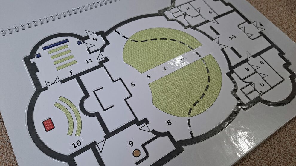 Detailansicht des taktilen Lageplans (Draufsicht der Synagoge) mit Orientierungspunkten