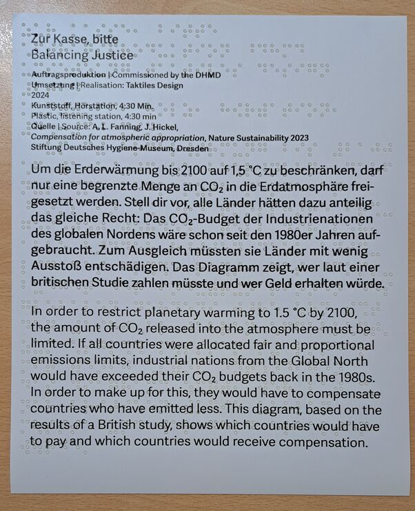 Karte mit Text in Braillelack und Großdruck in Deutsch und Englisch