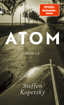 Cover "Atom" von Steffen Kopetzky (Foto: Vordergrund einen Kühlerhaube eines Autos, das auf einer geraden Baumallee fährt)