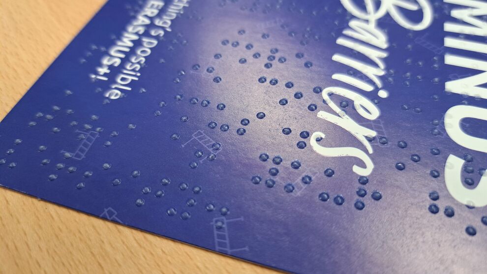 Detail einer Karte mit Braillelack und weißer Schrift