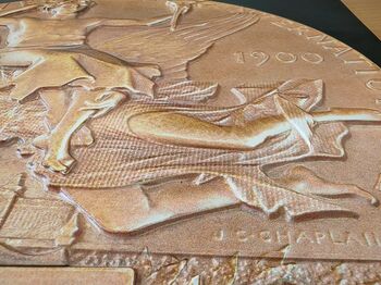 Ausschnitt von der runden Medaille