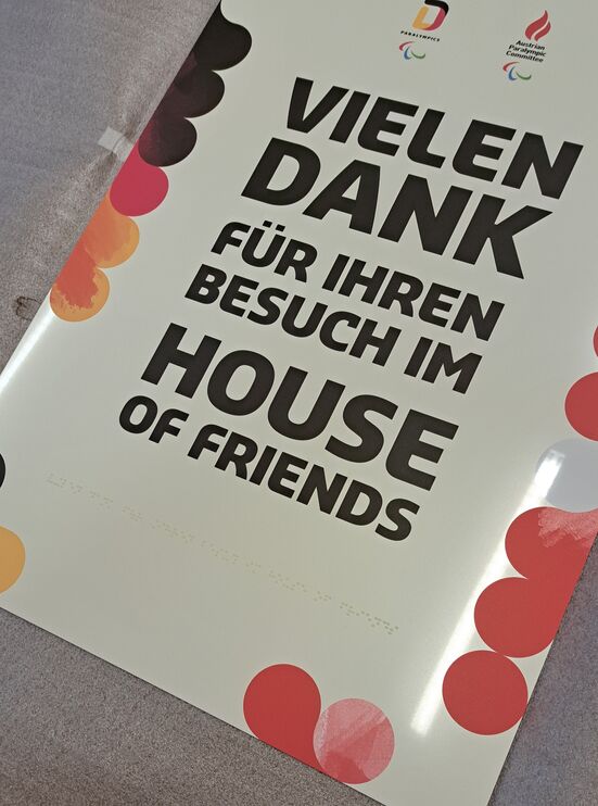 Schild mit Brailleschrift und Großdruck "Vielen Dank für Ihren Besuch im House of friends"